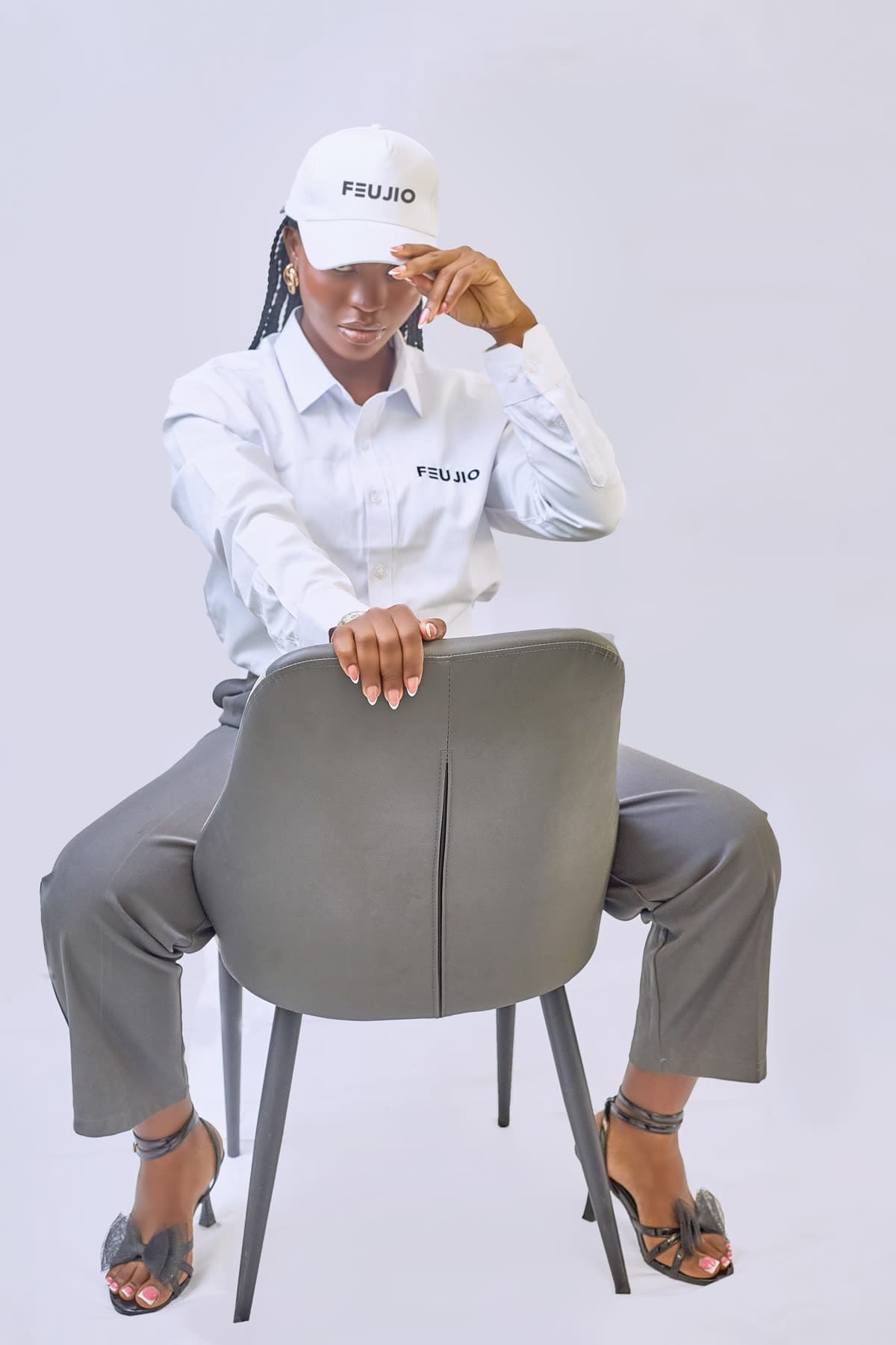 Seance studio FEUJIO, tenue chemise blanche et casquette